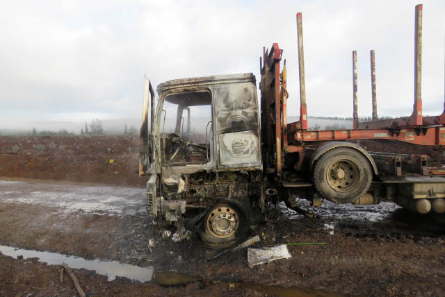 Arauco: Ataque Incendiario A Dos Camiones Y Maquinaria Forestal En Los Álamos