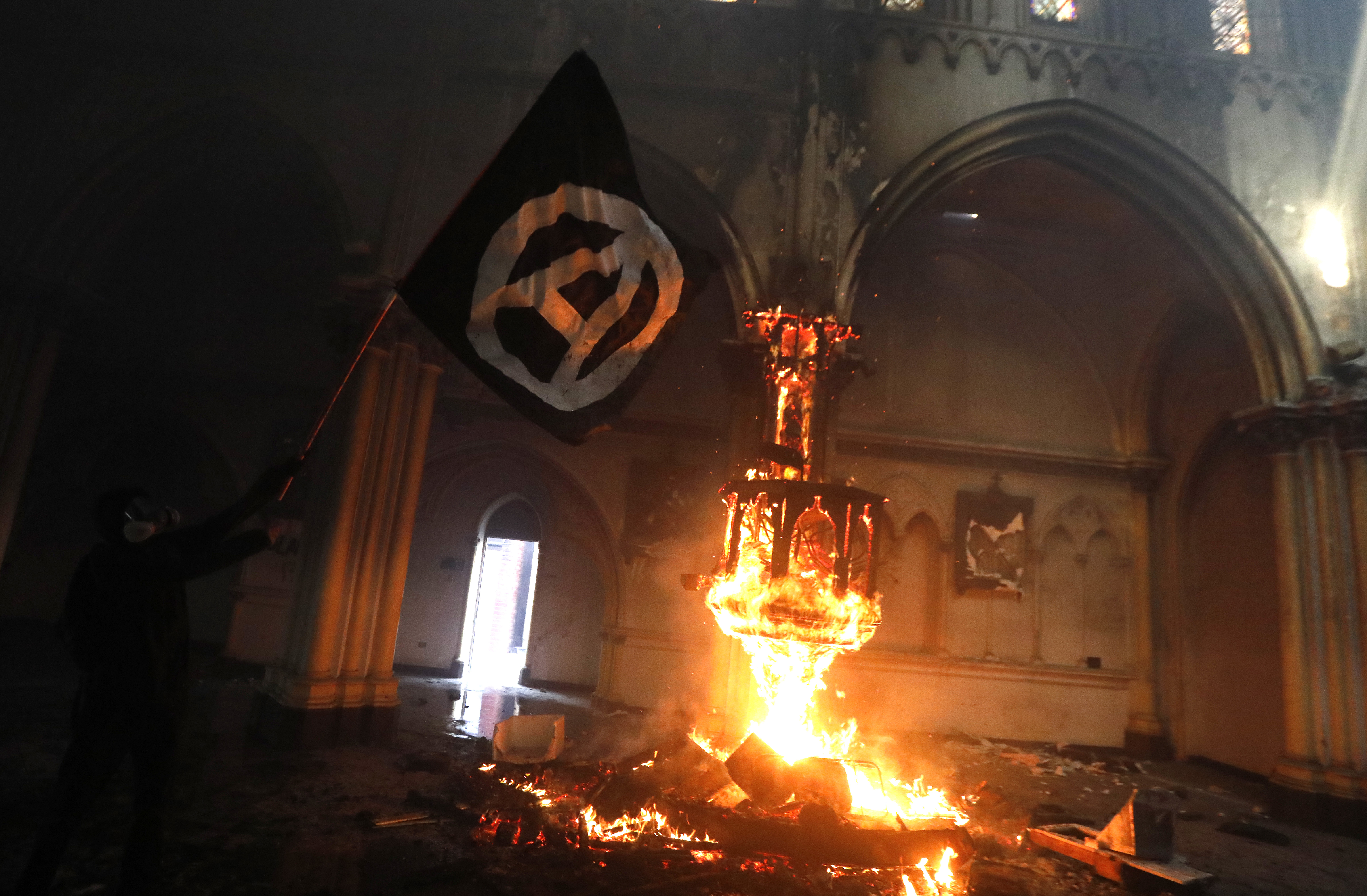 Inicia juicio contra imputado por quemar la Iglesia de Carabineros
