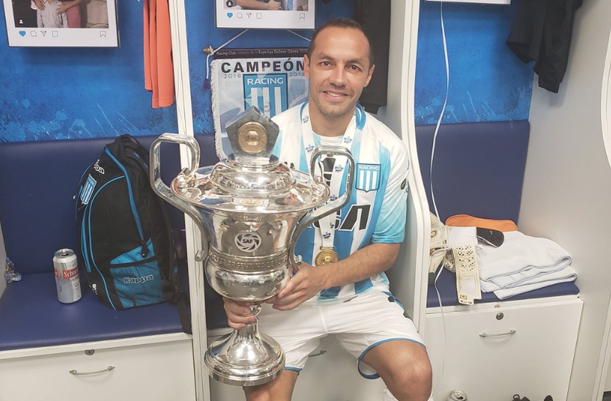 El Futbolista Chileno Marcelo Diaz Posa Con El Trofeo De La Superliga Argentina Logrado Con Racing De Avellaneda En 2019 Twitter Chelodiaz 21