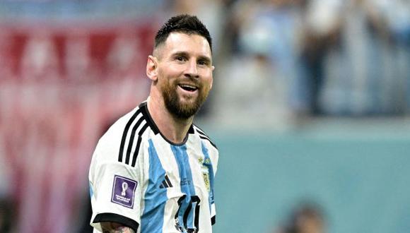 Fanático argentino se tatúa el nombre de Messi en la cara.