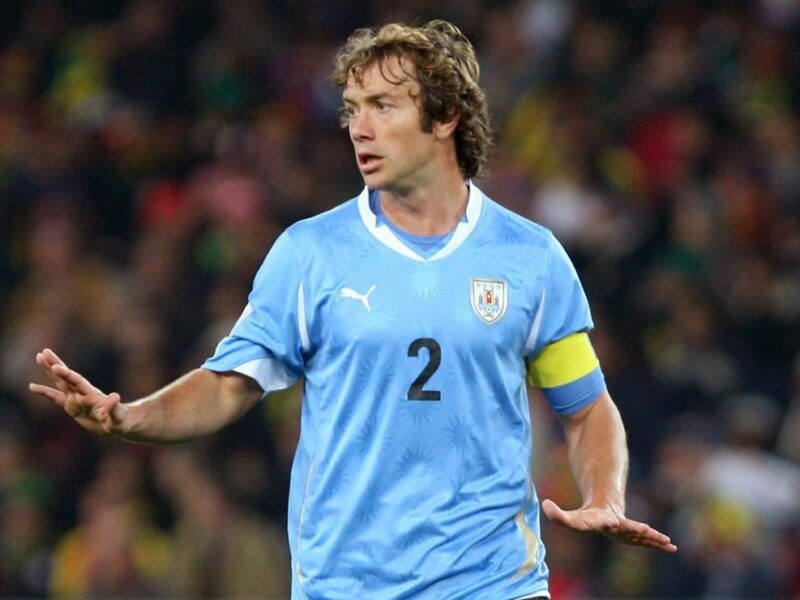 Diego Lugano defendiendo la camiseta de Uruguay