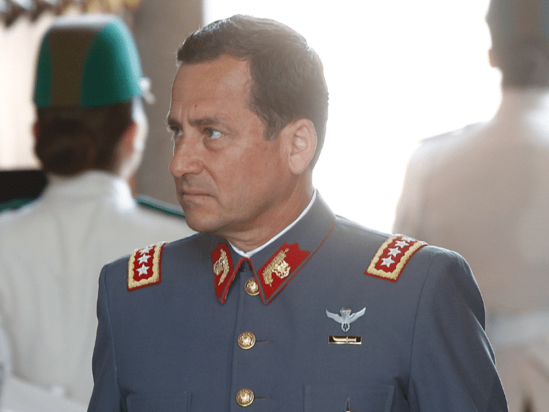 Comandante en jefe del Ejército releva del cargo a seis autoridades tras fatal marcha de Putre