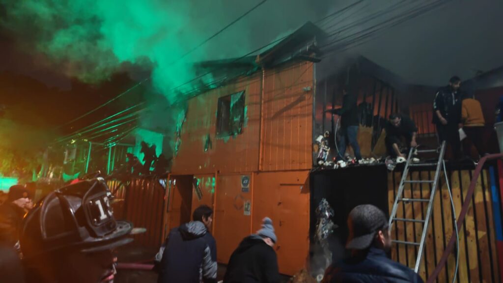 Incendio en Renca afectó a tres viviendas y una bodega