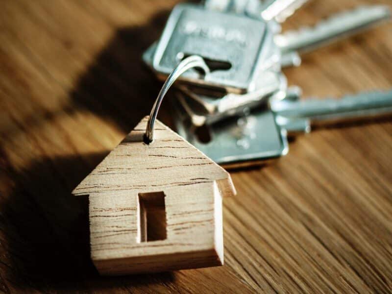 Bajan precios de viviendas en la RM: Sobrestock sería la principal causa
